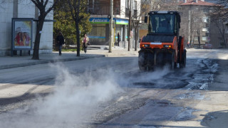 Асфалт пропадна от тежестта на камион във Враца