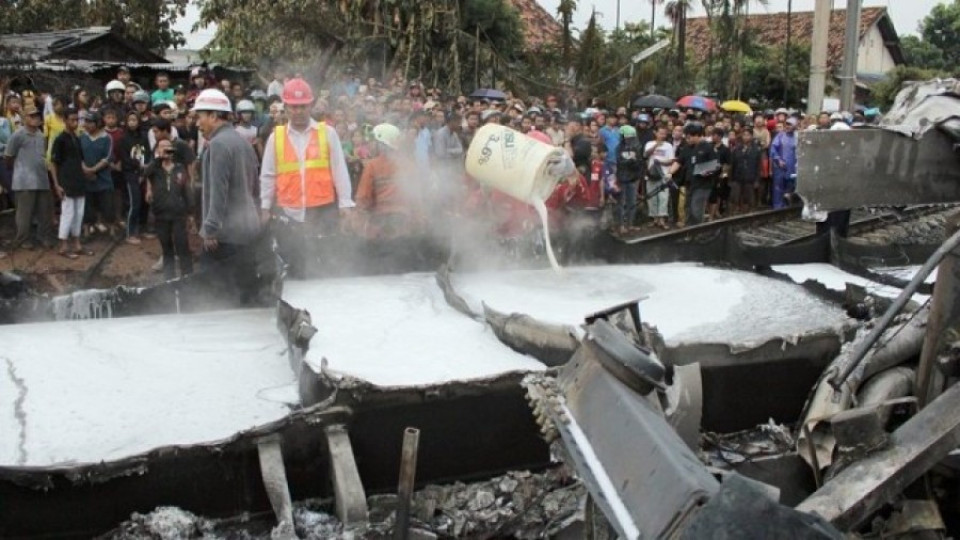 Сблъсък между влак и камион в Джакарта | StandartNews.com