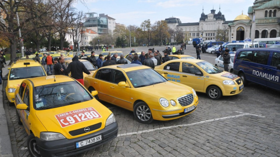 Таксиджии искат минимални цени | StandartNews.com