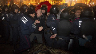 Сблъсъци в Киев, милицията обгради демонстрантите