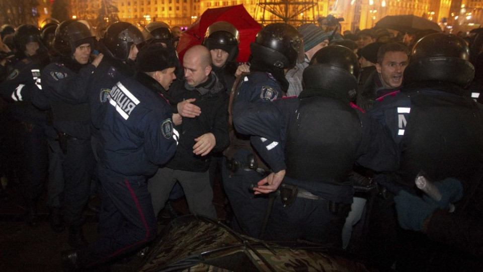 Сблъсъци в Киев, милицията обгради демонстрантите | StandartNews.com