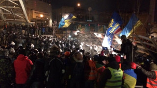 ВИДЕО: Милицията разчиства площада в Киев