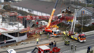 Строителен кран падна върху супермаркет в Германия