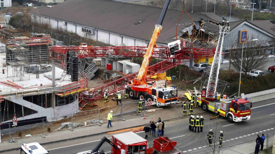 Строителен кран падна върху супермаркет в Германия | StandartNews.com