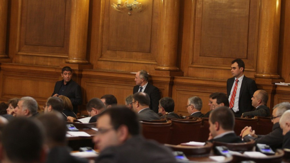 Депутатите гледат цигарите преди Изборния кодекс | StandartNews.com