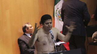 Бой и ожесточени дебати в парламента на Мексико