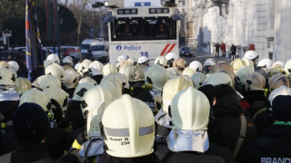 Пожарникари използваха пяна срещу полицията в Брюксел