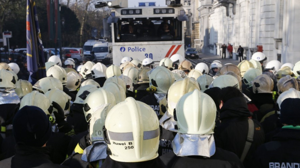 Пожарникари използваха пяна срещу полицията в Брюксел | StandartNews.com