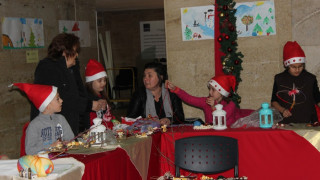 Деца и родители майсторят сурвачки с Дядо Коледа