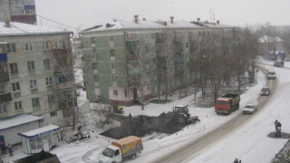 В Русия асфалтират директно върху снега (видео и снимки)