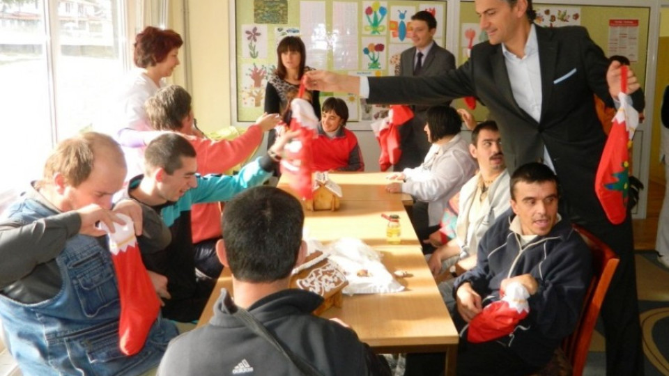 „Кемпински" в Банско с коледни подаръци за децата с увреждания | StandartNews.com