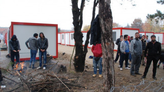 Проверяват бежанците в Харманли за умишлен пожар