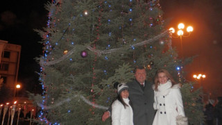 Коледната елха в Павликени грейна с хиляди светлини