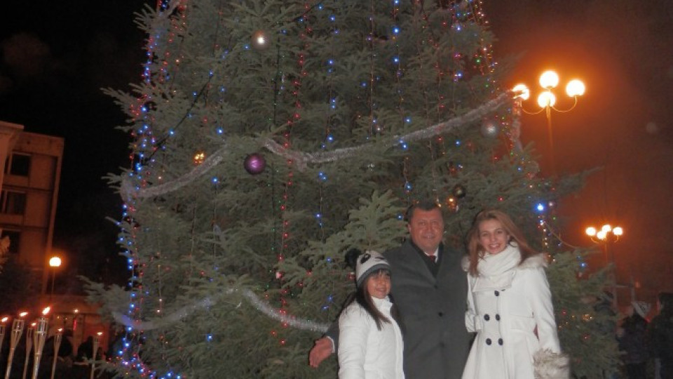 Коледната елха в Павликени грейна с хиляди светлини | StandartNews.com