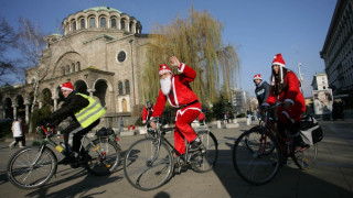 Дядо Коледа на колело в центъра на София
