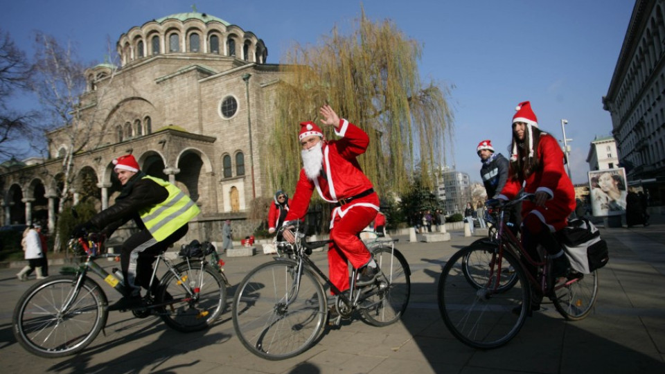 Дядо Коледа на колело в центъра на София | StandartNews.com