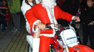 Дядо Коледа и Снежанка на мотор в Симитли