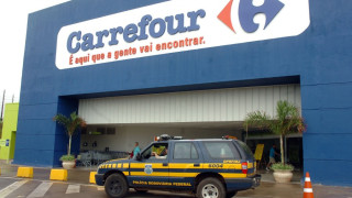 Carrefour купува 127 магазина