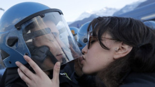 Италианска студентка отива на съд, защото е целунала полицай