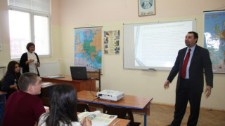 Средношколци в Момчилград в час със зам.-министър