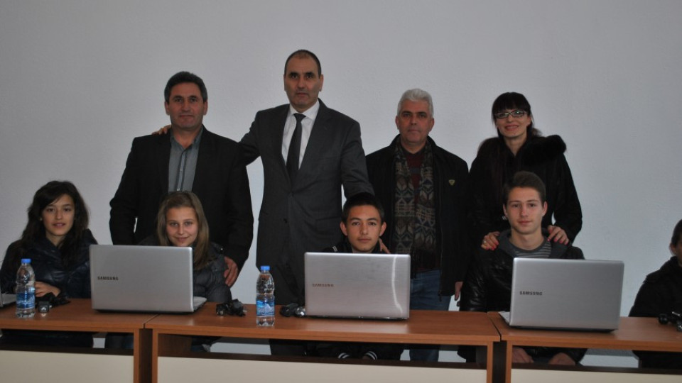 Обещано: Цветанов дари 10 компютъра на училището в с. Дебрен | StandartNews.com