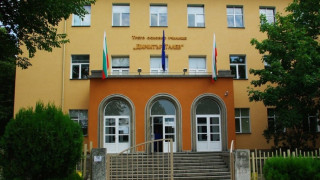 Напръскаха със спрей ученик в двора на училище