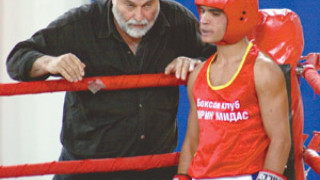 Боксьори на свещеник трупат медали