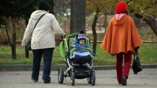 Уредиха и в наредбата майчинството на осиновителите