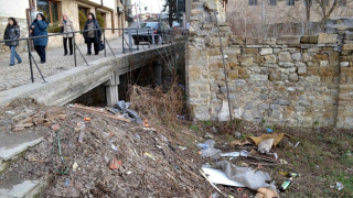 Перник залят в боклуци, работници протестират