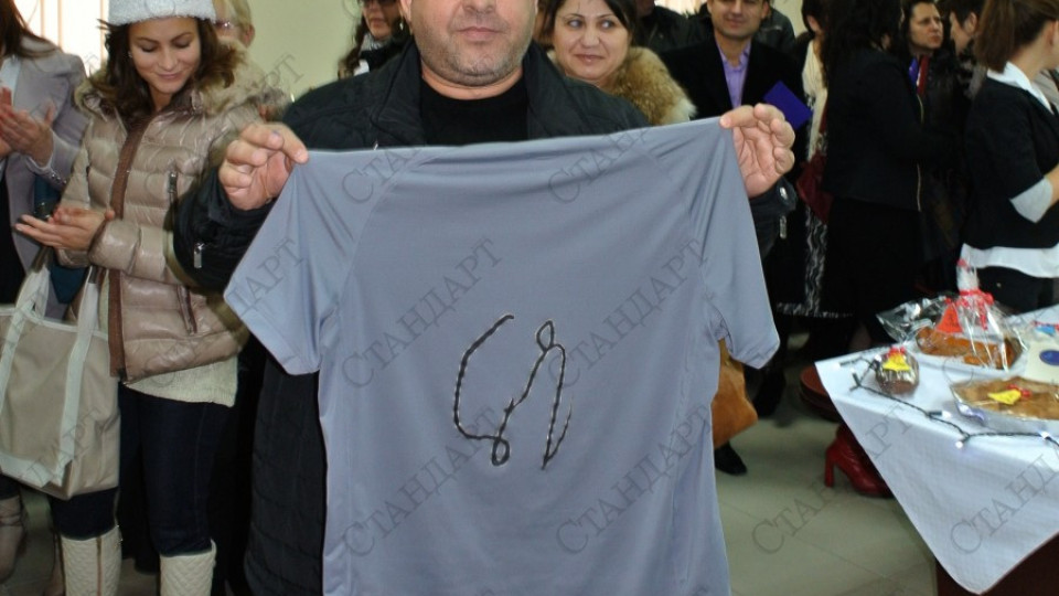Съветник откупи тениска на Гришо за 1000 лв благотворително  | StandartNews.com