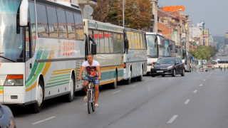 Автобусите още година без касови апарати