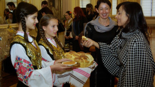 Коледари омаяха жени на посланици