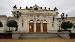 Църквата, парламент и правителството губят доверие