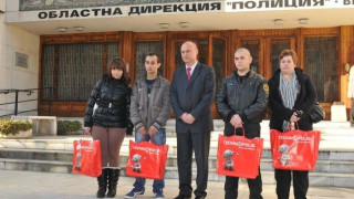 Полицията в Търново с подаръци за пет деца