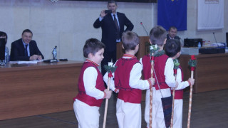 Коледари изненадаха кмет и съветници