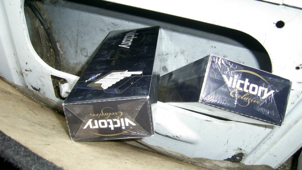 Откриха 940 кутии контрабандни цигари в двоен под на камион | StandartNews.com