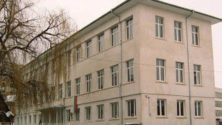 Шестокласници направиха вестник и дариха средствата от продажбата му