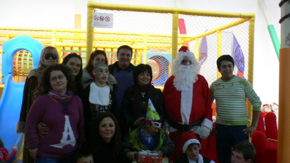 Милко Багдасаров дари коледно парти на деца с увреждания | StandartNews.com