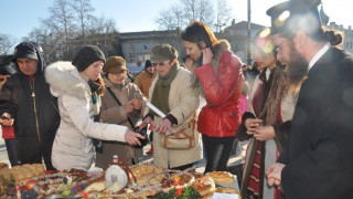 Жени месиха коледни хлябове на площада във Видин