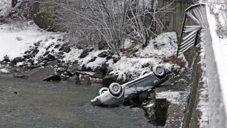 Кола падна в река Чая