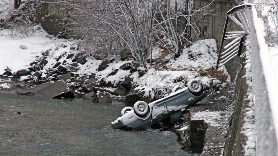 Кола падна в река Чая | StandartNews.com