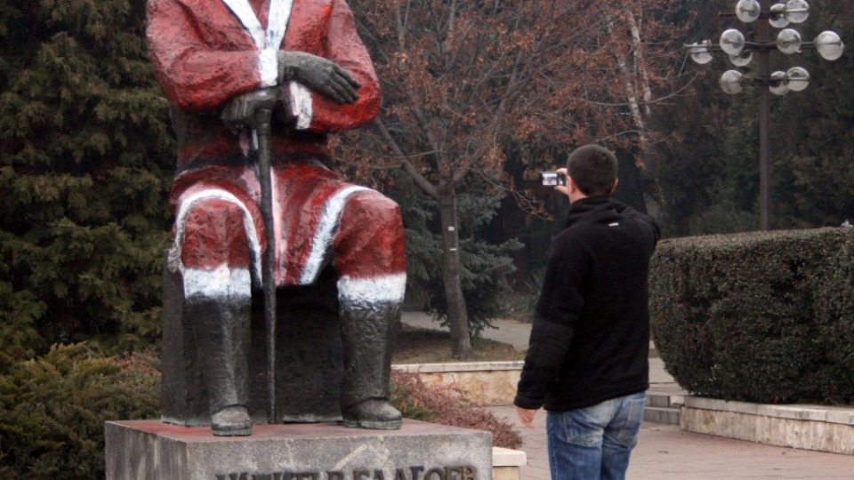 Задържаха шеф на ДСБ за боядисания паметник на Благоев | StandartNews.com