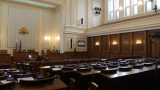 Депутатите са обиколили планетата 19 пъти