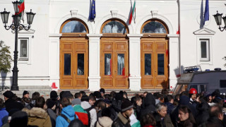 Протестиращите излизат на втория ден от Коледа 