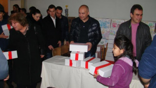 Соцдепутати с подаръци за 100 бона на сирийци