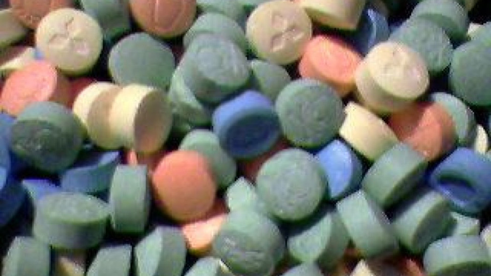 Младежи крият дрога в салфетка | StandartNews.com
