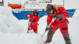 Евакуират хората от заседналия в Антарктида кораб