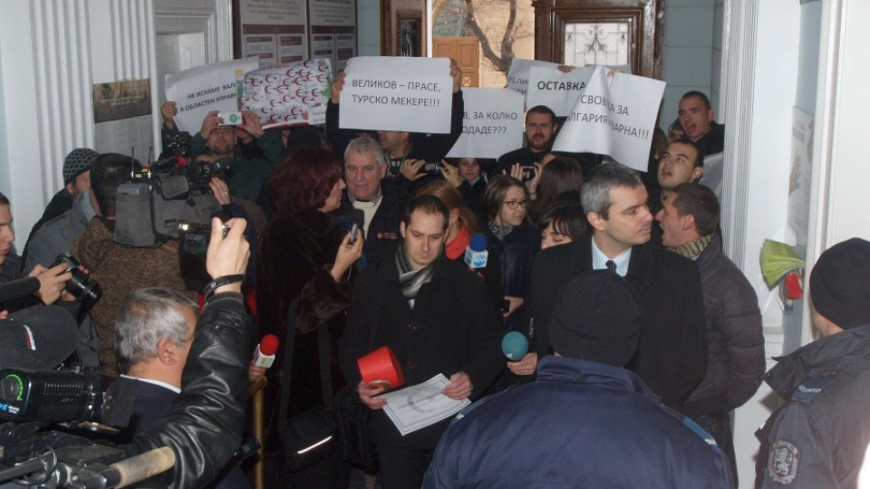 Сблъсък между протестиращи и полиция във Варна | StandartNews.com