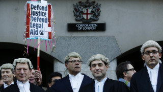 Лошото време не спря протестиращи адвокати в Лондон