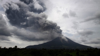 Вулкан евакуира 20 хил. души в Суматра